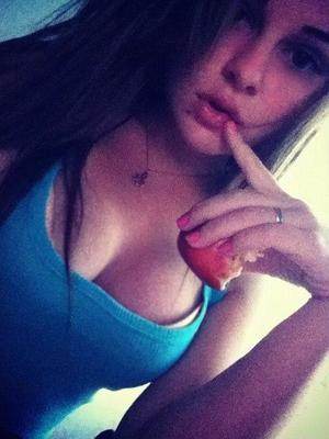 Photo of Yaretzi (28) from Alberta dating profile