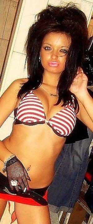 Takisha from Pewaukee, Wisconsin is looking for adult webcam chat