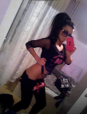 Adah from Reeseville, Wisconsin is looking for adult webcam chat