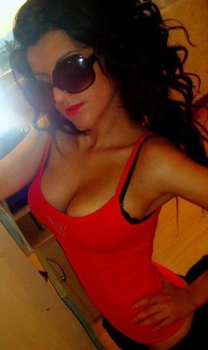 Ivelisse from Clinton, Missouri is looking for adult webcam chat